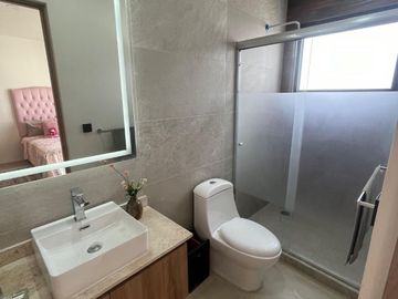 VALLE DE JURIQUILLA CASA DE LUJO NUEVA AMPLIA 4 RECAMARAS 1 EN PB JARDIN PANELES SOLARES