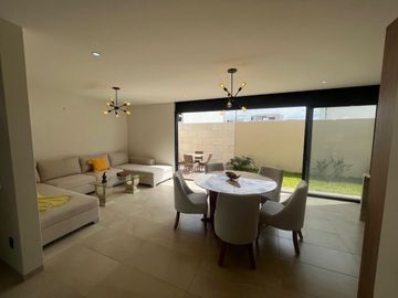 VALLE DE JURIQUILLA CASA DE LUJO NUEVA AMPLIA 4 RECAMARAS 1 EN PB JARDIN PANELES SOLARES