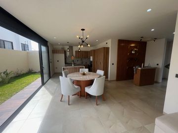 VALLE DE JURIQUILLA CASA DE LUJO NUEVA AMPLIA 4 RECAMARAS 1 EN PB JARDIN PANELES SOLARES