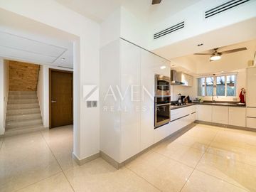 Casa Remodelada con Muelle en Venta, Isla Dorada Residencial, Cancún Quintana Roo.