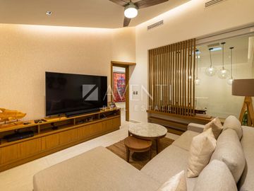 Casa Remodelada con Muelle en Venta, Isla Dorada Residencial, Cancún Quintana Roo.