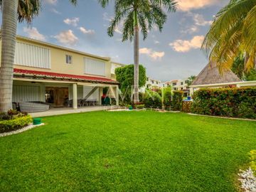 Casa Remodelada con Muelle en Venta, Isla Dorada Residencial, Cancún Quintana Roo.