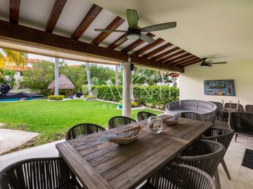 Casa Remodelada con Muelle en Venta, Isla Dorada Residencial, Cancún Quintana Roo.