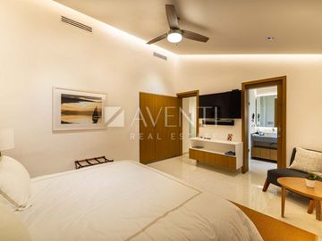Casa Remodelada con Muelle en Venta, Isla Dorada Residencial, Cancún Quintana Roo.