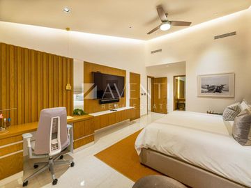 Casa Remodelada con Muelle en Venta, Isla Dorada Residencial, Cancún Quintana Roo.
