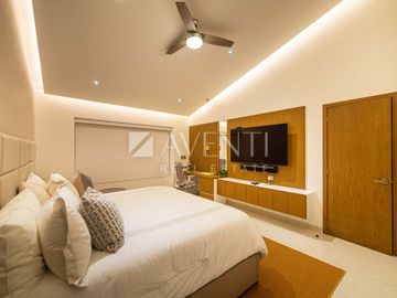 Casa Remodelada con Muelle en Venta, Isla Dorada Residencial, Cancún Quintana Roo.