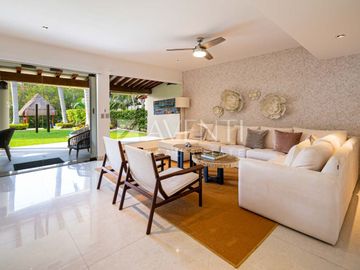 Casa Remodelada con Muelle en Venta, Isla Dorada Residencial, Cancún Quintana Roo.