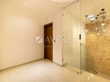 Casa Remodelada con Muelle en Venta, Isla Dorada Residencial, Cancún Quintana Roo.