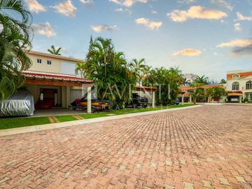 Casa Remodelada con Muelle en Venta, Isla Dorada Residencial, Cancún Quintana Roo.