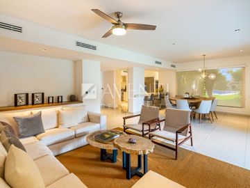 Casa Remodelada con Muelle en Venta, Isla Dorada Residencial, Cancún Quintana Roo.