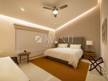 Casa Remodelada con Muelle en Venta, Isla Dorada Residencial, Cancún Quintana Roo.