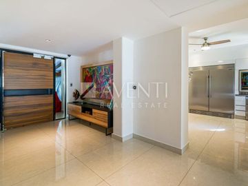 Casa Remodelada con Muelle en Venta, Isla Dorada Residencial, Cancún Quintana Roo.