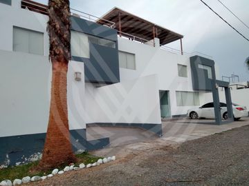 OPORTUNIDAD: SE VENDE 4 CASAS EN UNO CON ÁREAS COMUNES