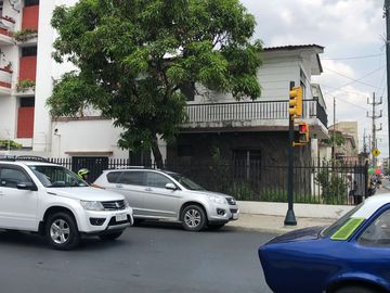 oportunidad VENTA DE CASA ESQUINERA EN SECTOR MUY COMERCIAL
