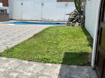 SE VENDE CASA CON PISCINA O LOCAL COMERCIAL