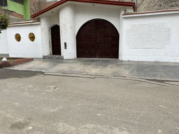 SE VENDE CASA CON PISCINA O LOCAL COMERCIAL