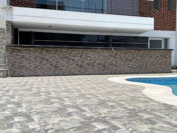 SE VENDE CASA CON PISCINA O LOCAL COMERCIAL