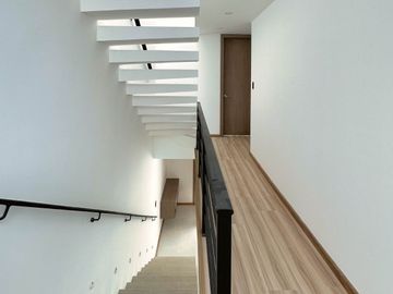 HERMOSA CASA MODERNA EN EL SECTOR DE LOS PUENTES