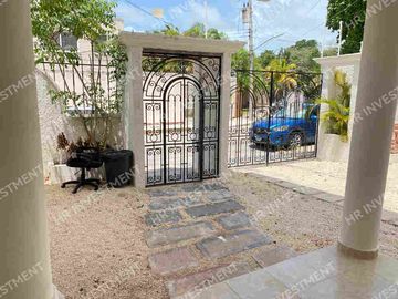 Casa con 4 recamaras en SM 15 Cancun en venta