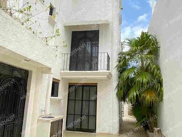 Casa con 4 recamaras en SM 15 Cancun en venta
