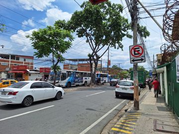 Se vende casa junto al Mall del sur , frente al Hospital del Iees.