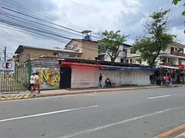 Se vende casa junto al Mall del sur , frente al Hospital del Iees.