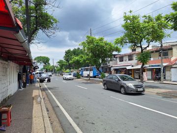 Se vende casa junto al Mall del sur , frente al Hospital del Iees.