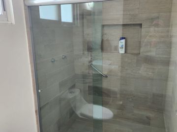 VENTA DE RESIDENCIA CONSTRUIDA PARA PERSONAS CON DISCAPACIDAD EN BOSQUES DE SAN JUAN, SAN JUAN DEL RÍO, QUERÉTARO