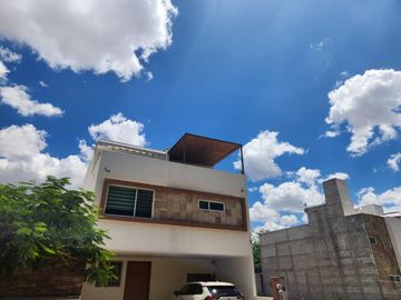 VENTA DE RESIDENCIA CONSTRUIDA PARA PERSONAS CON DISCAPACIDAD EN BOSQUES DE SAN JUAN, SAN JUAN DEL RÍO, QUERÉTARO