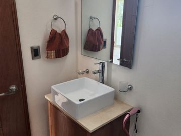 VENTA DE RESIDENCIA CONSTRUIDA PARA PERSONAS CON DISCAPACIDAD EN BOSQUES DE SAN JUAN, SAN JUAN DEL RÍO, QUERÉTARO