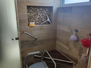 VENTA DE RESIDENCIA CONSTRUIDA PARA PERSONAS CON DISCAPACIDAD EN BOSQUES DE SAN JUAN, SAN JUAN DEL RÍO, QUERÉTARO