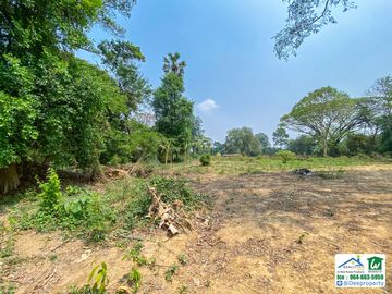 🏡 Waterfront land for sale, 23 rai, next to the Kwai Noi River, Samrong Island, Kanchanaburi, beautiful, filled in along the road