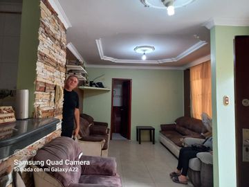 Venta de Edificio  de 3 niveles en el Norte de Guayaquil, Cdla. Simón Bolívar, frente al aeropuerto norte de Guayaquil
