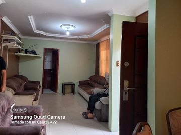 Venta de Edificio  de 3 niveles en el Norte de Guayaquil, Cdla. Simón Bolívar, frente al aeropuerto norte de Guayaquil