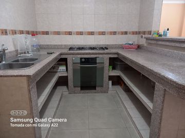 Venta de Edificio  de 3 niveles en el Norte de Guayaquil, Cdla. Simón Bolívar, frente al aeropuerto norte de Guayaquil