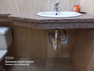 Venta de Edificio  de 3 niveles en el Norte de Guayaquil, Cdla. Simón Bolívar, frente al aeropuerto norte de Guayaquil