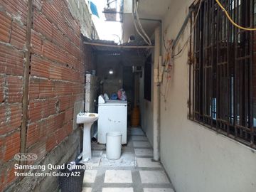 Venta de Edificio  de 3 niveles en el Norte de Guayaquil, Cdla. Simón Bolívar, frente al aeropuerto norte de Guayaquil