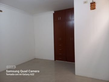 Venta de Edificio  de 3 niveles en el Norte de Guayaquil, Cdla. Simón Bolívar, frente al aeropuerto norte de Guayaquil
