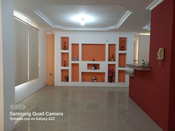 Venta de Edificio  de 3 niveles en el Norte de Guayaquil, Cdla. Simón Bolívar, frente al aeropuerto norte de Guayaquil