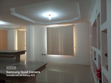 Venta de Edificio  de 3 niveles en el Norte de Guayaquil, Cdla. Simón Bolívar, frente al aeropuerto norte de Guayaquil