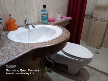 Venta de Edificio  de 3 niveles en el Norte de Guayaquil, Cdla. Simón Bolívar, frente al aeropuerto norte de Guayaquil