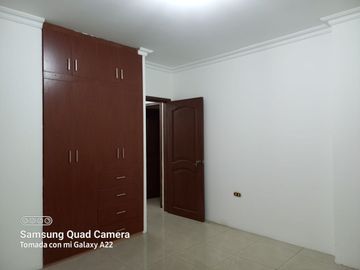 Venta de Edificio  de 3 niveles en el Norte de Guayaquil, Cdla. Simón Bolívar, frente al aeropuerto norte de Guayaquil