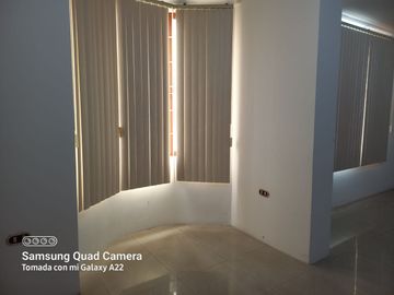 Venta de Edificio  de 3 niveles en el Norte de Guayaquil, Cdla. Simón Bolívar, frente al aeropuerto norte de Guayaquil