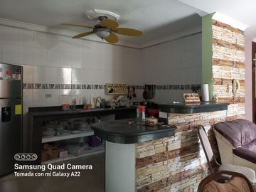 Venta de Edificio  de 3 niveles en el Norte de Guayaquil, Cdla. Simón Bolívar, frente al aeropuerto norte de Guayaquil