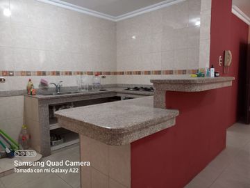 Venta de Edificio  de 3 niveles en el Norte de Guayaquil, Cdla. Simón Bolívar, frente al aeropuerto norte de Guayaquil