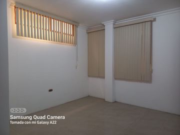 Venta de Edificio  de 3 niveles en el Norte de Guayaquil, Cdla. Simón Bolívar, frente al aeropuerto norte de Guayaquil