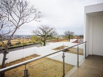 VENTA CASA URBANIZACION COSTA DEL ESTE, CERCA AL AEROPUERTO ELOY ALFARO DEDE MANTA, TRAMO 3 VIA CIRCUNVALACIÓN, SECTOR MONUMENTO LA TEJEDORA