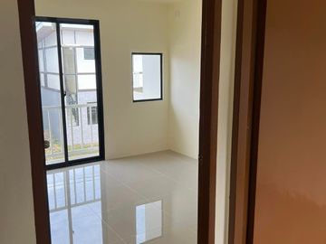 RESALE MID UNIT TOWNHOUSE IN CASA MIRA ILOILO