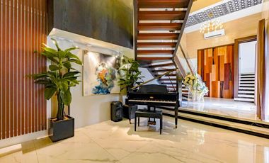 For Sale: 6 Bedroom House and Lot in Multinational Village