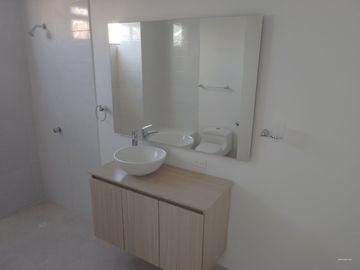 VENDO APARTAMENTO CERCA AL CENTRO COMERCIAL VIVA.